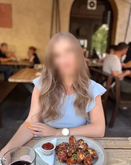 Alexandra, 32
