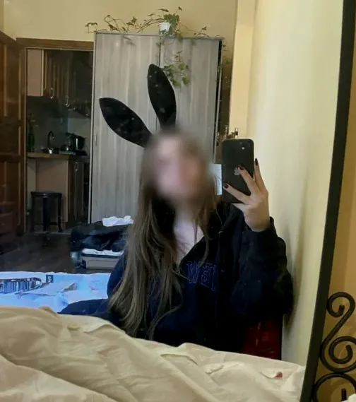 Nicole, 19