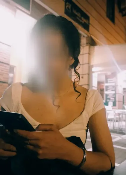Viktoria, 34